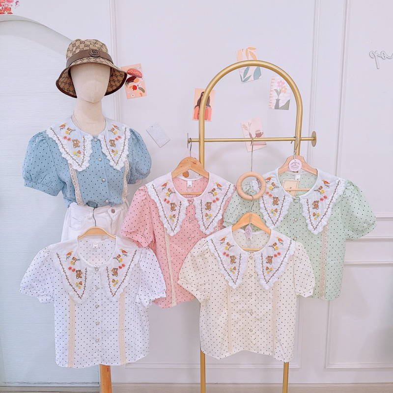 เสื้อคอปก ปักลายน้อง ตีเส้นกลางด้วยลูกไม้ ตัวเสื้อเป็นผ้าพิมพ์ลายจุด