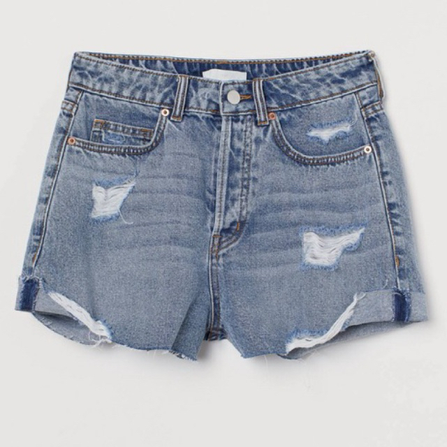 ส่งต่อสภาพพร้อมใส่ลุย 60% ☺️กางเกงยีนส์ขาสั้น DIVIDED BY H&M ไซส์ EUR 36 นะคะ