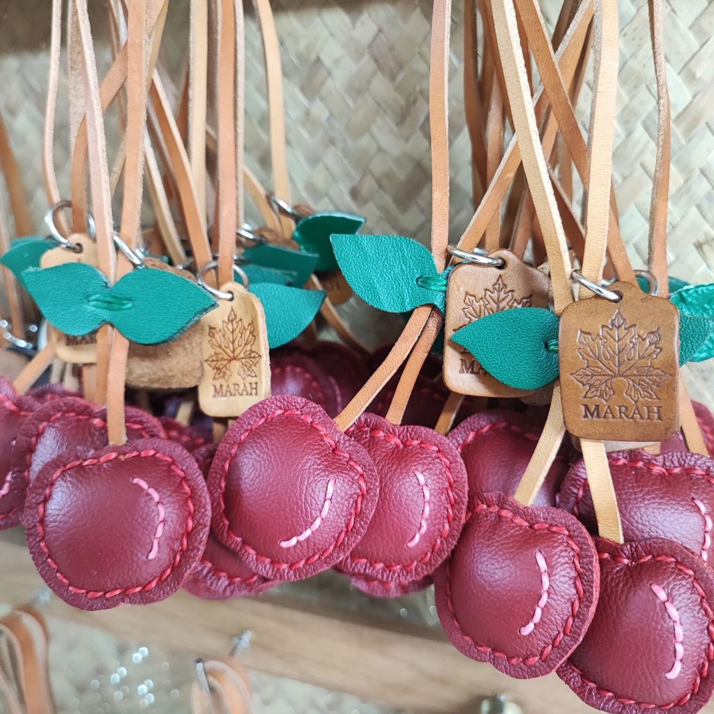 ที่ห้อยกระเป๋าหนังแท้ เชอร์รี่ สายหนัง ดีไซน์เรียบหรู งานเย็บมือ ทนทาน ใช้งานได้หลากหลาย