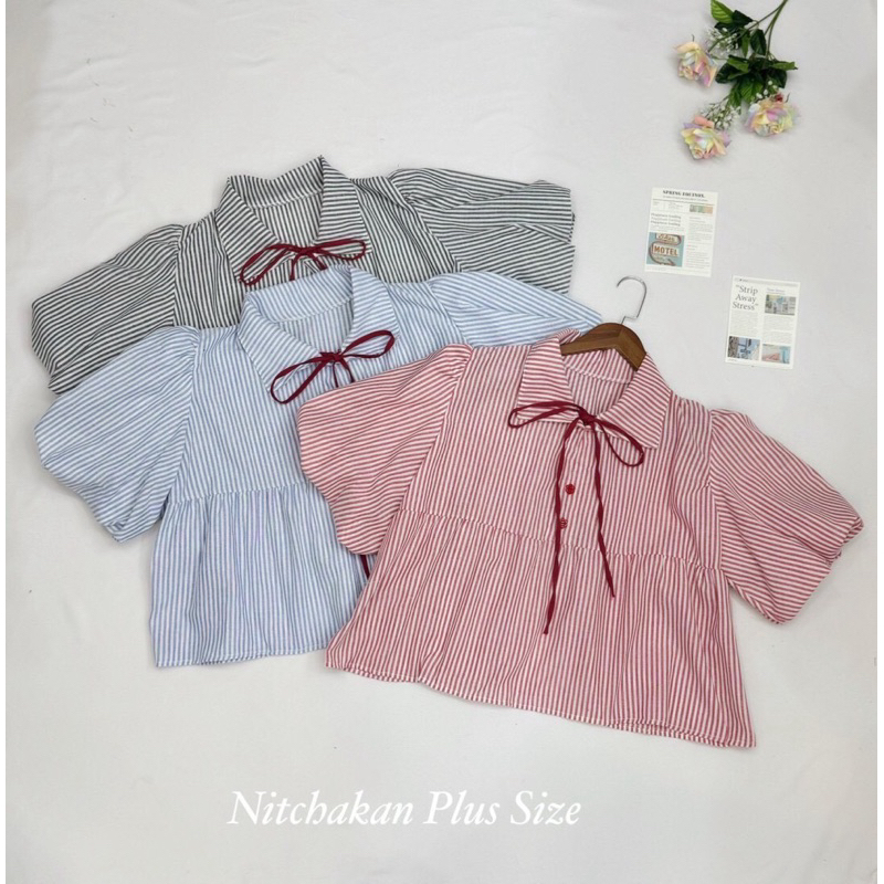 (NK) เสื้อคอปก ทรงแขนบอลลูน มีโบว์ น่ารักมาก มาพร้อมกระดุมดอกไม้สีแดง เสื้อผ้าสาวอวบอ้วน พลัสไซส์ ไซส์ใหญ่