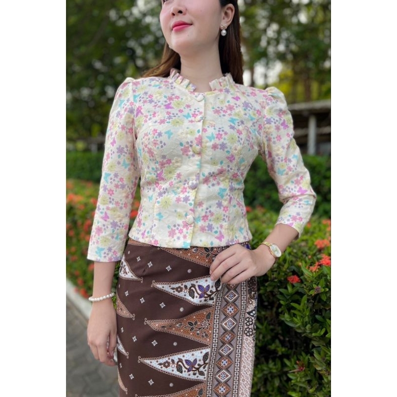 เสื้อลูกไม้ไทยปักลายดอก ทรงจิตรดาแขน5 ส่วน กระดุมหน้า คอจีน กระดุมปั๊ม ใช่งานได้จริงงานอัดกาวทั้งตัว .
