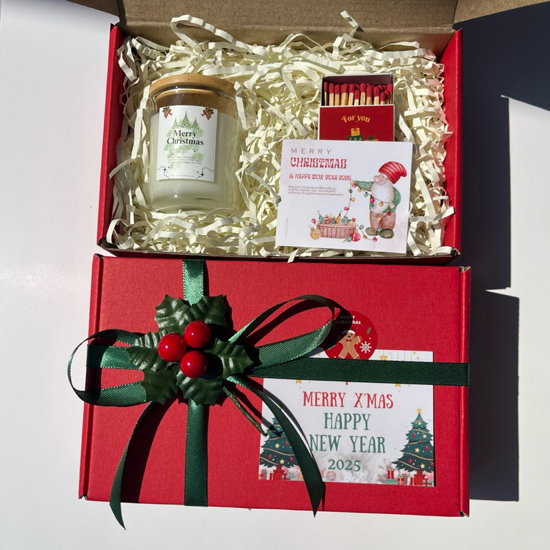 Gift Christmas NW9 ของขวัญเทียนหอมคริสต์มาสฝาไม้ กล่องสีแดงโบว์สีเขียว ของขวัญคริสต์มาส ปีใหม่ รับ