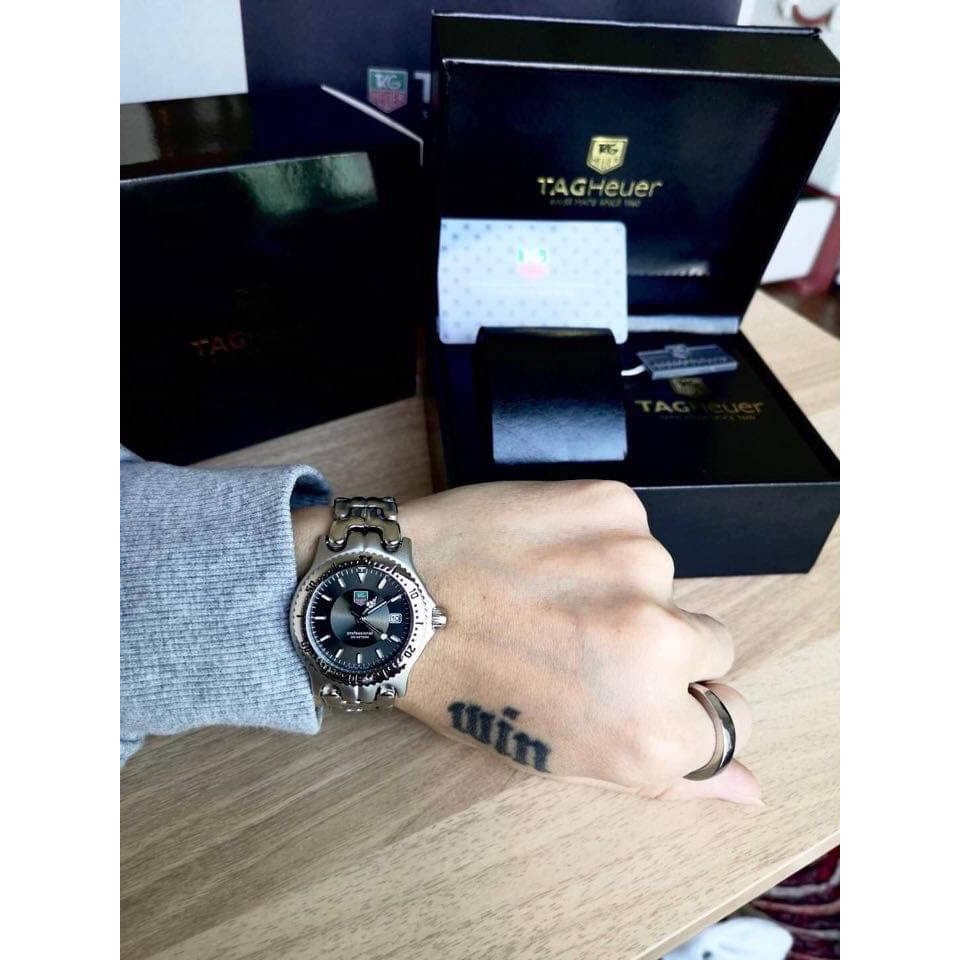 ของเข้าแล้วนะคะ แทคก้างปลา งานพรีเมียม มีวันที่ งานสวย งานเหมือน 1:1 พร้อมกล่องเซ็ตหนังกระเป๋าซิป ตามรูปหน้าปก