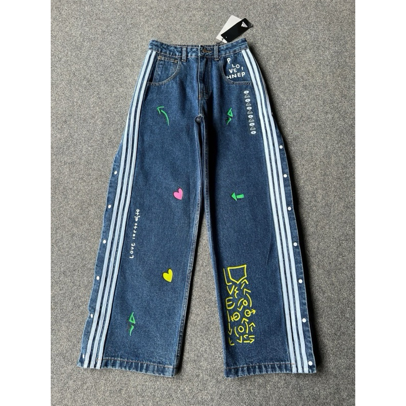 Adidas Fiorucci Denim Track Pants กางเกงยีนส์ สไตล์ กราฟิก ทรงขากว้าง เอวกลาง