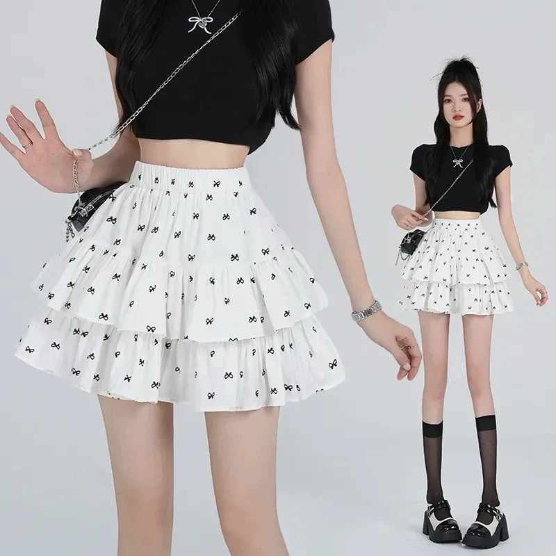 Lisaพร้อมส่ง💞กระโปรงสั้นผู้หญิง🌀กระโปรงแฟชั่นทรงเอระบาย2ชั้น ลายพิมพ์โบว์ น่ารักผ้ายืดเซ็กซี่เอวสูง มีซักใน สไตล์เกาหลี