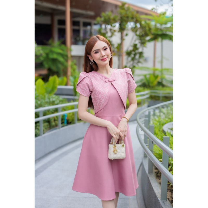 พร้อมส่ง ชุดเดรสผ้าทอลาย แต่งกั๊กติดโบว์ แขนกลีบบัว ผ้าอัดกาวทั้งชุด ส่งฟรี (S-5XL)