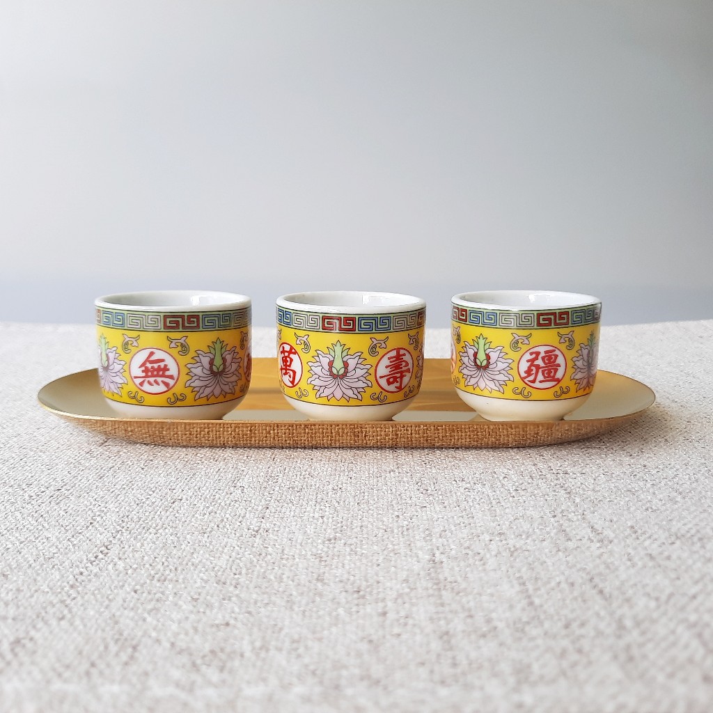 ชุดแก้วน้ำหิ้งพระ พร้อมถาดรองสแตนเลสสีทอง รุ่น SET-TAD01 สัมผัสความศรัทธาอย่างหรูหรา