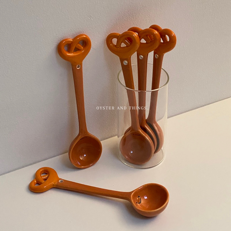 pretzel ceramic spoon 🥨 | ช้อนเซรามิครูปขนมเพรสเซล | Oyster and Things.