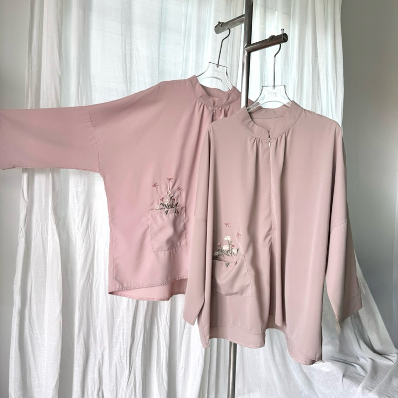NEW : ANNA BLOUSE มีซิปหน้าปักดอกปักที่กระเป๋า คอกลม แขนยาวปลายปล่อย