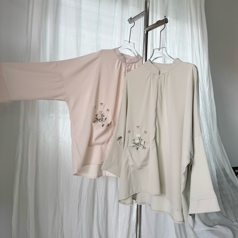 NEW : ANNA BLOUSE มีซิปหน้าปักดอกปักที่กระเป๋า คอกลม แขนยาวปลายปล่อย