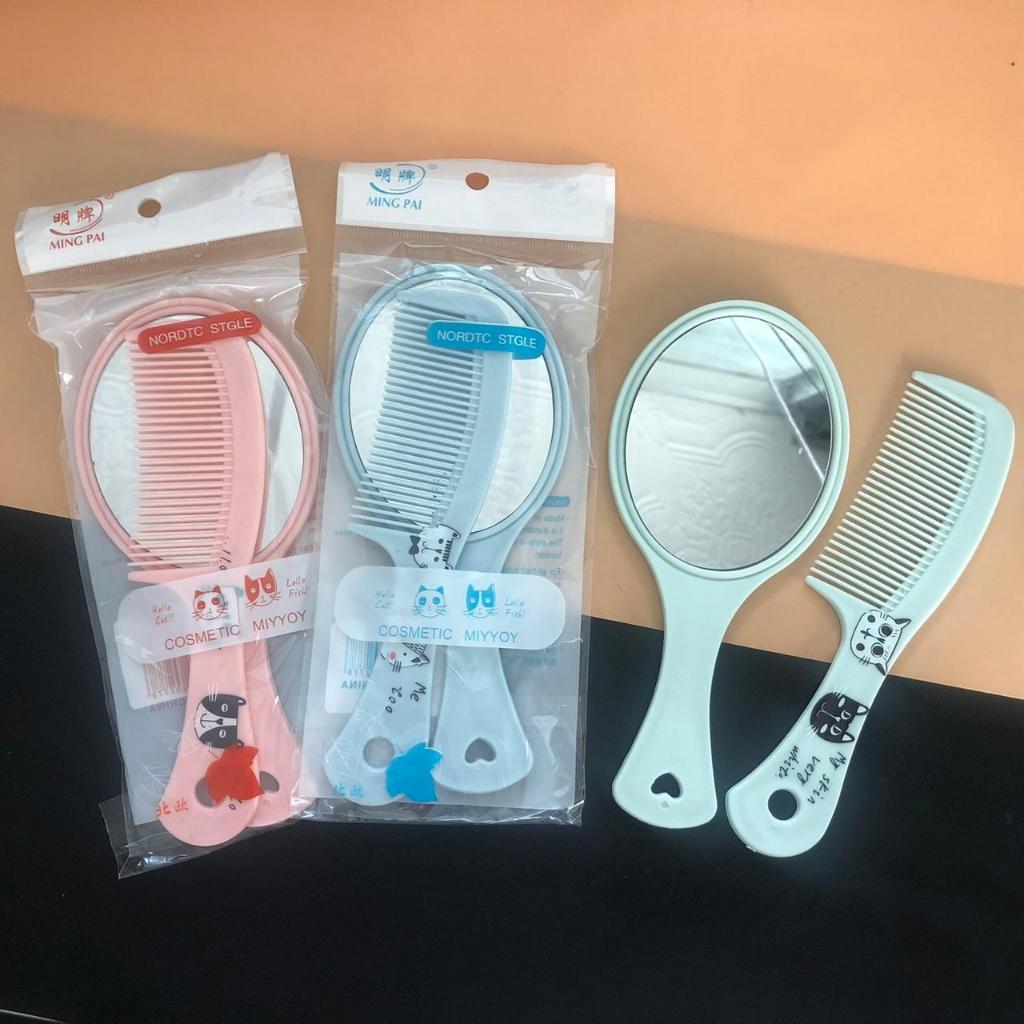 (ยกโหล 12 ชิ้น) No.319 กระจกหวีพกพาพร้อมหวี สุ่มแบบ