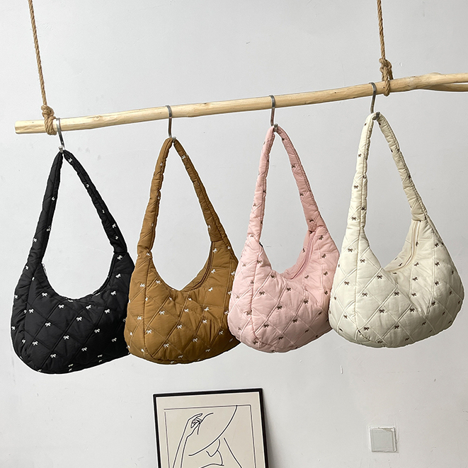 GUCSELECTED(B2253) กระเป๋าผ้าสะพายไหล่ผ้าไนล่อน ลายปักรูปโบว์(ใส่ไอแพดได้)
