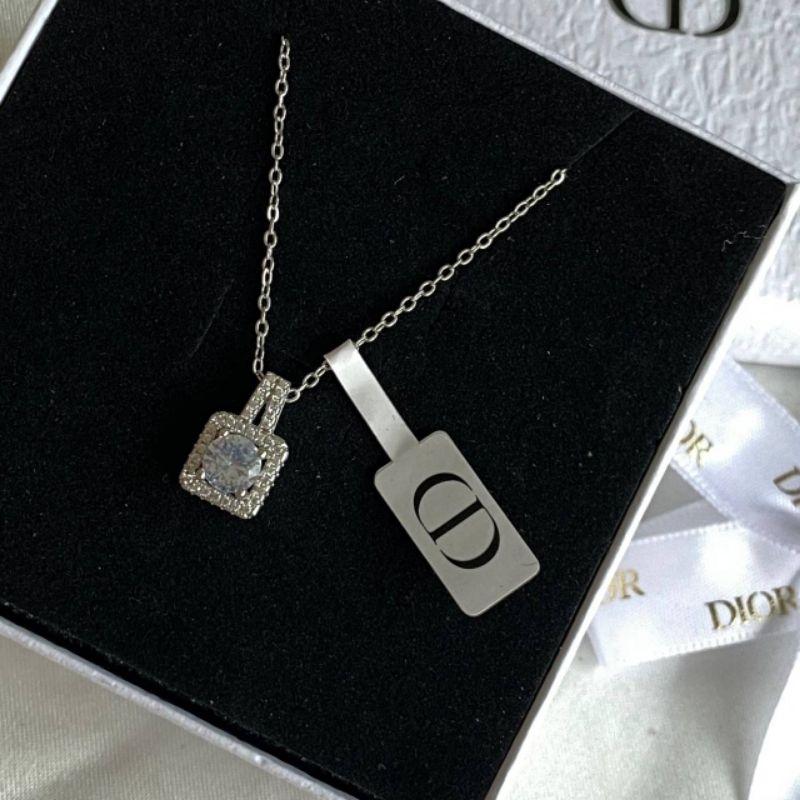 สร้อยคอพร้อมจี้ DIOR