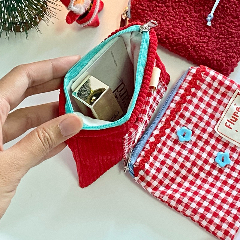 festive collection🎄❣️กระเป๋าสตางค์ใส่บัตร ใส่เหรียญได้ ธีมสีแดงสำหรับเทศกาลคริสมาสต์ flure.bags