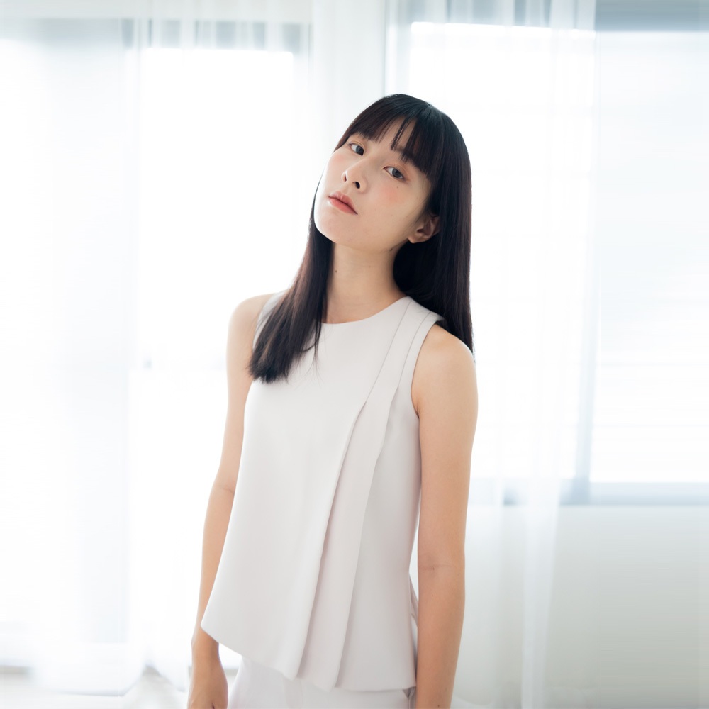 CONT | Jane Top เสื้อแขนกุด จับจีบด้านข้าง ผ่าข้าง