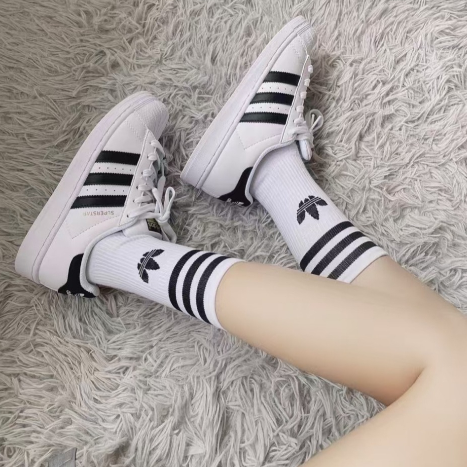 Adidas Originals SUPERSTAR รองเท้าผ้าใบหุ้มข้อต่ำสำหรับผู้ชายและรองเท้าลำลองสำหรับผู้หญิง กันลื่น ดูดซับแรงกระแทก