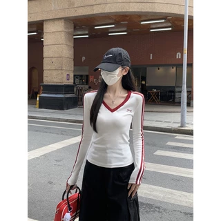 Beryl เสื้อยืดแขนยาวคอวีลายทางสำหรับผู้หญิงพร้อมเสื้อทรงเข้ารูปปักโบว์