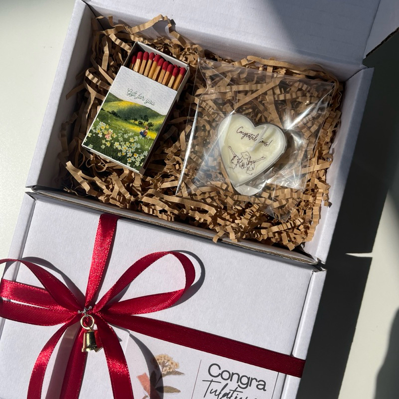 Gift set G48 ของขวัญปัจฉิม เทียนหอมหัวใจข้อความ  พร้อมภาพ มีกลิ่นหอม กล่องสีขาวโบว์สีแดง กระดิ่ง ปัจฉิม รับปริญญา