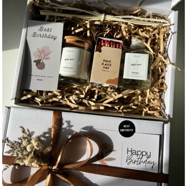 Gift Set G44 ของขวัญวันเกิด ของขวัญเทียนหอม 60 ml ฝาไม้ ไม้หอมกระจายกลิ่น 30 ml กล่องสีขาว โบว์สีน้ำตาล ของขวัญรับปริญญา