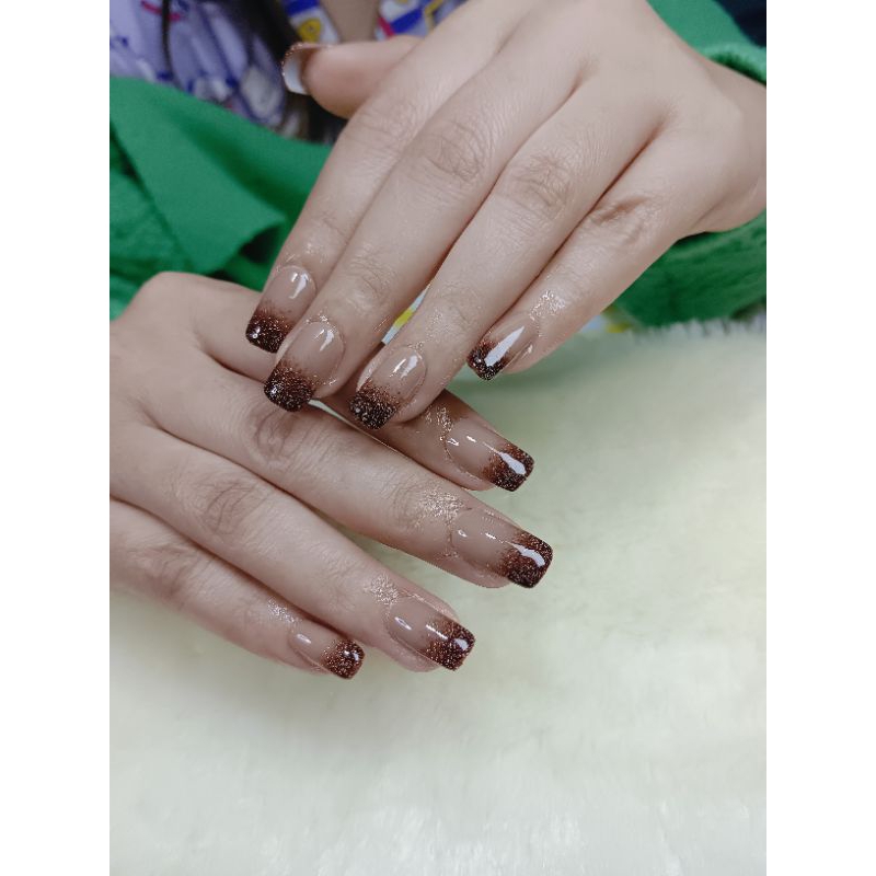 เล็บเจลสําเร็จทรงเหลี่ยมยาวกลางไล่ปลายสีแฟลตน้ำตาลแถมกาวตะไบ