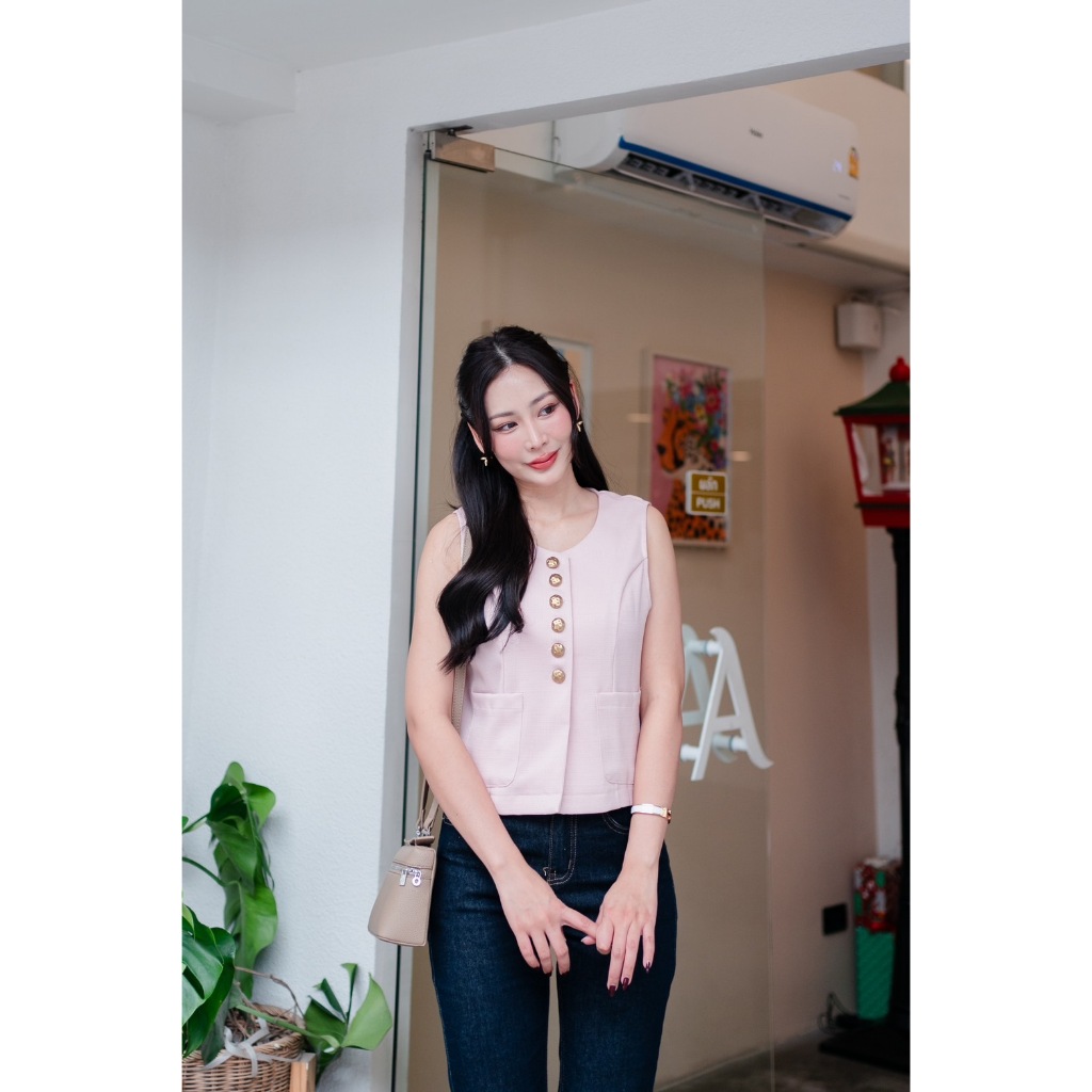 M1657 เสื้อแขนกุดกระดุมทอง ดีไซน์เรียบหรู ดูดี แมตช์ง่ายได้ทุกลุค ใส่ทำงานก็ปัง ใส่เที่ยวก็เริ่ด!