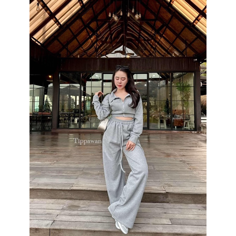 Phapassz - Set เสื้อแขนยาว ครอปซิปหน้า พร้อมกางเกงขายาวแบบใส่สบายๆลุยๆ เนื้อผ้านิ่มสุดๆ Tippawan