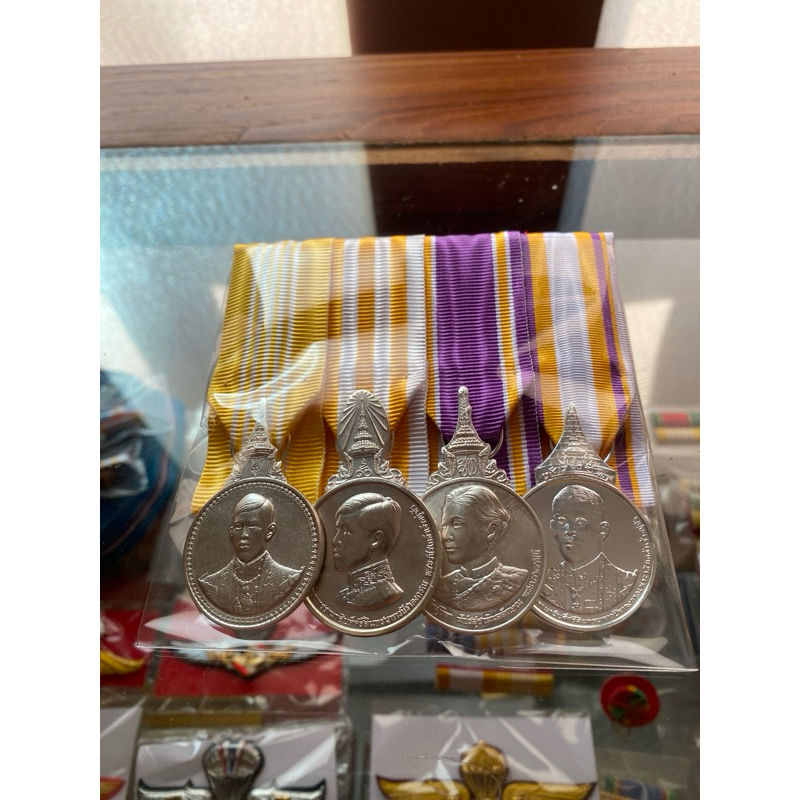 เครื่องหมายติดประดับชุดราชการบุรุษและสตรีชนิดเข็มกลัด