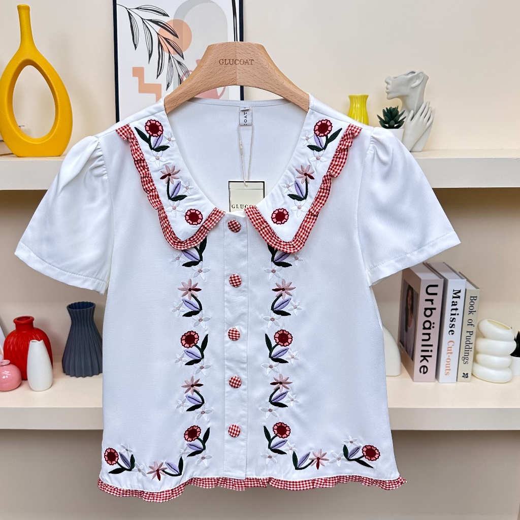 P119 เสื้อสีขาวผ้าเปเป้คอปก ปักดอกไม้ แต่งขอบสก็อต กระดุมหน้า