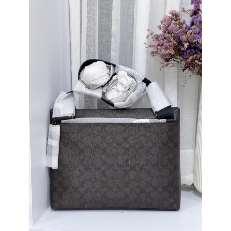 สะพายชาย Carrier Zip Crossbody Bag In Signature Canvas CW448