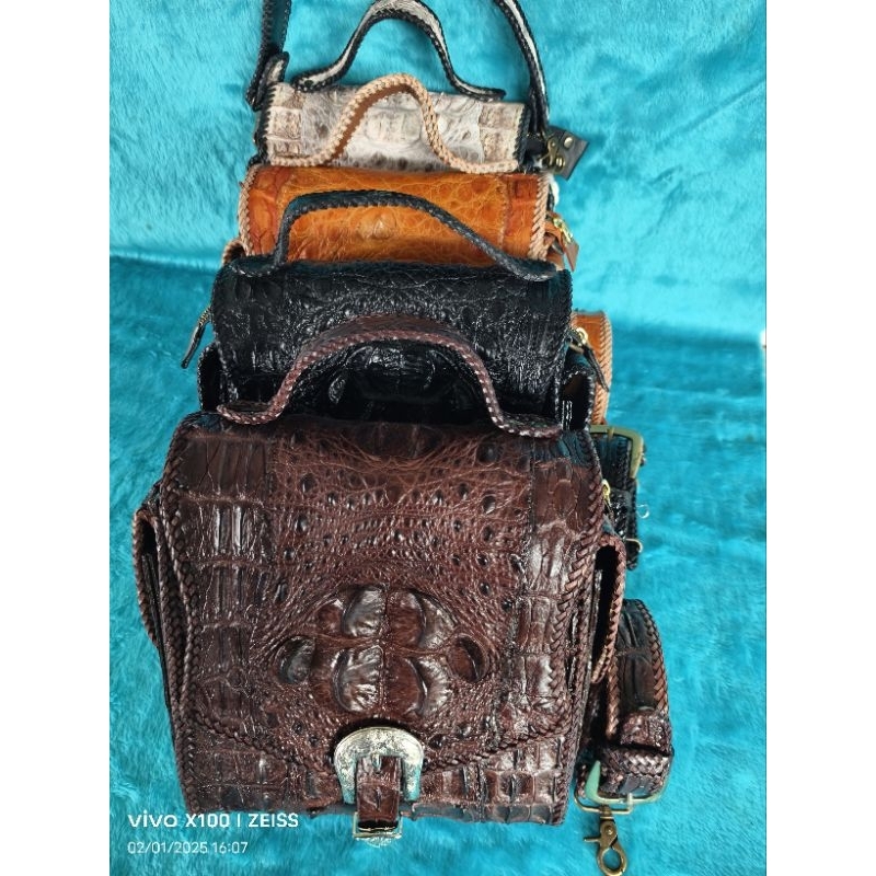 กระเป๋าหนังจระเข้สะพายข้างA4 ล็อกบ้านเศรษฐี หนังติดโหนกเต็มผืน ถักขอบละเอียดให้ทั้งใบ ของใหม่ มือ1 งานแฮนด์ พร้อมส่ง