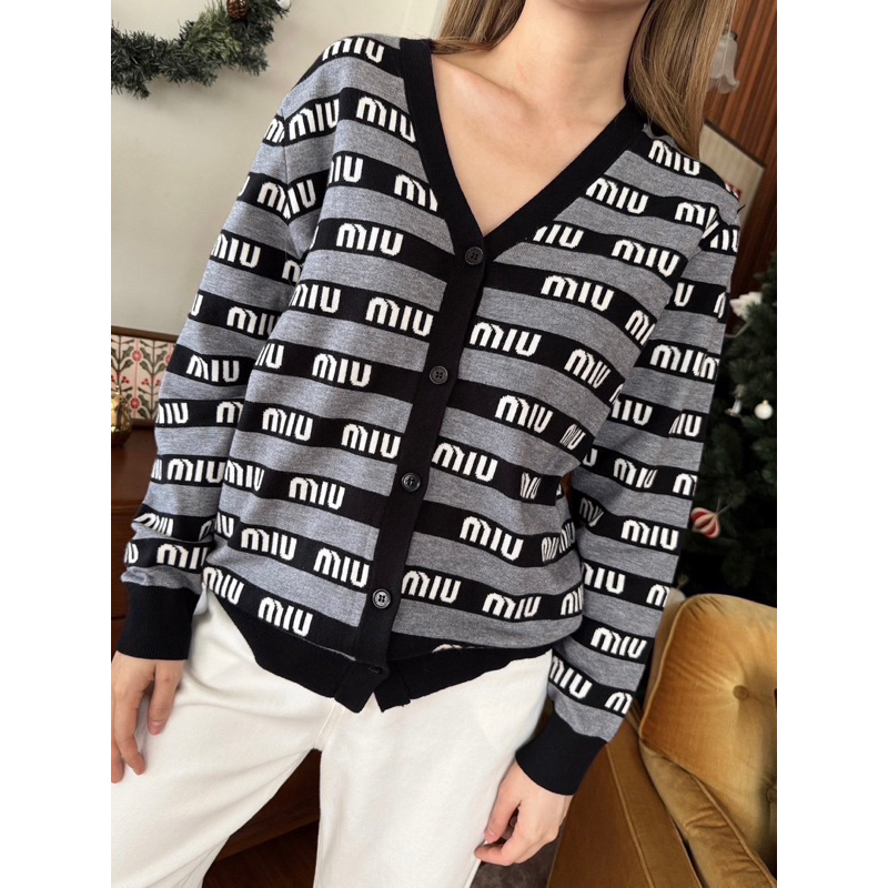 พร้อมส่ง เสื้อคาร์ดิแกน แขนยาวไหมพรม M-I-U ,,M-I-U งานเข้าใหม่ชนช็อปไหมพรมทอแน่นๆๆนุ่มๆๆ งานสวยตรงปก