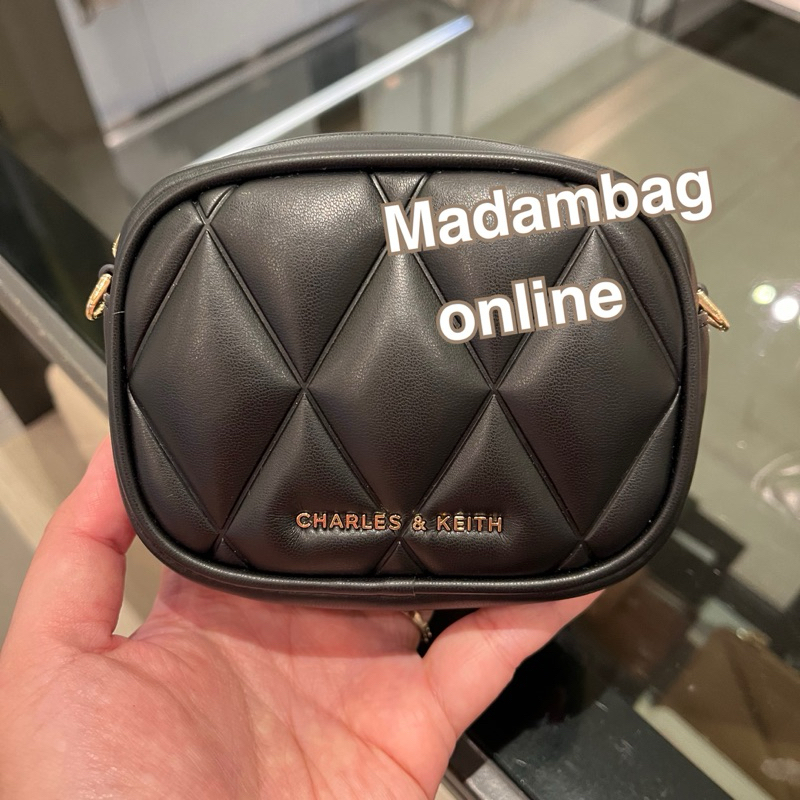 𝗖𝗛𝗔𝗥𝗟𝗘𝗦 & 𝗞𝗘𝗜𝗧𝗛 Arwen Quilted Mini Bag กระเป๋าสะพายข้าง ใบเล็ก