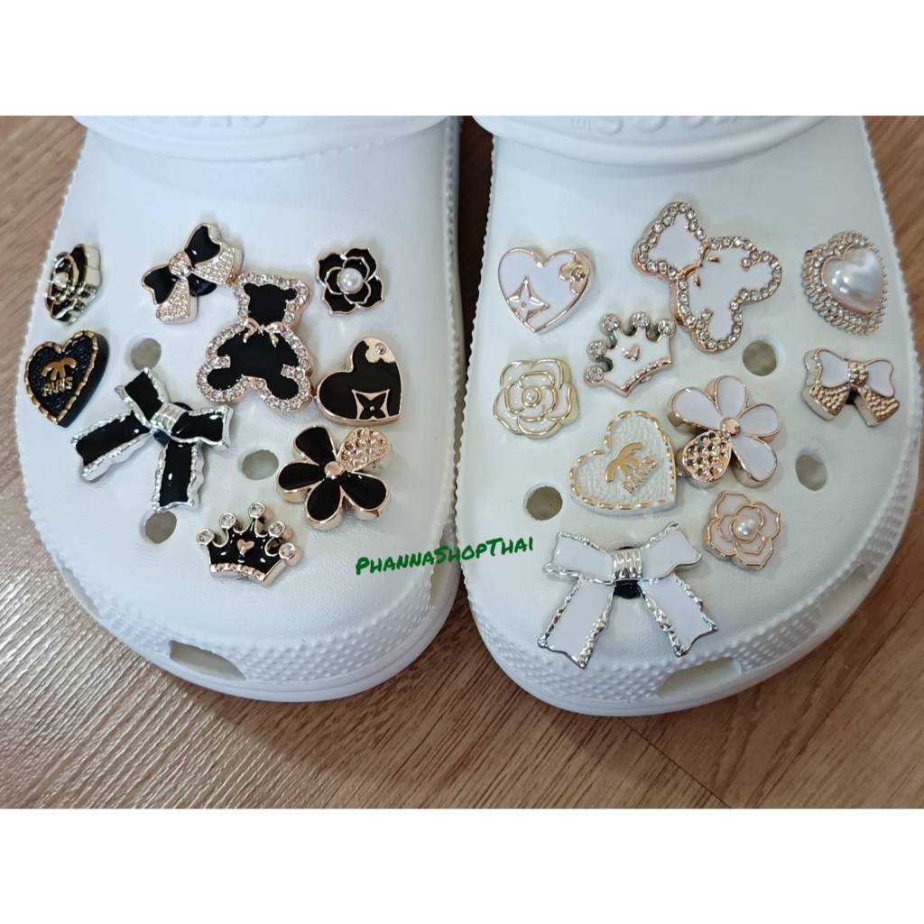(ลายใหม่พร้อมส่ง โพส 3) จิ๊บบิท ตัวติดรองเท้ามีรู พร้อมใช้งาน ติดหมุดเรียบร้อย