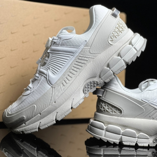 Nike Air Zoom Vomero 5Roam Summit White white ของแท้ 100%