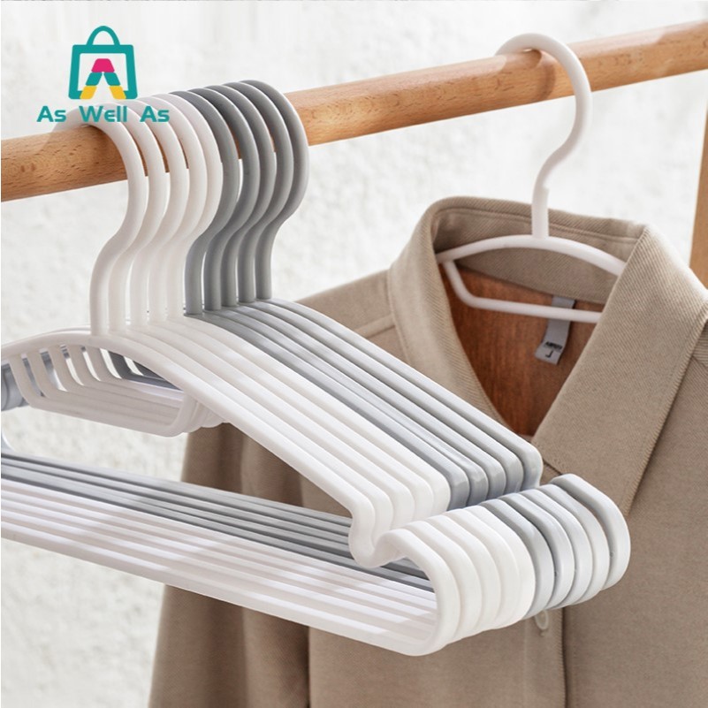 As Well As ไม้แขวนเสื้อพลาสติก ออกแบบให้มีพื้นที่ พาดเนคไท หรือ ผ้าพันคอ ได้