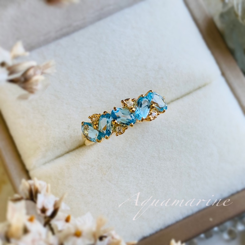 แหวนแถวพลอยสวิสบลูโทพาส( Swiss Blue Topaz )เจียระไนทรงไข่ สลับพลอยเพทายขาว