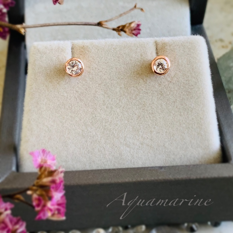 ต่างหูสตั๊ดพลอยเพทายขาว( White/Colourless Zircon )ดีไซน์ฝังหุ้ม