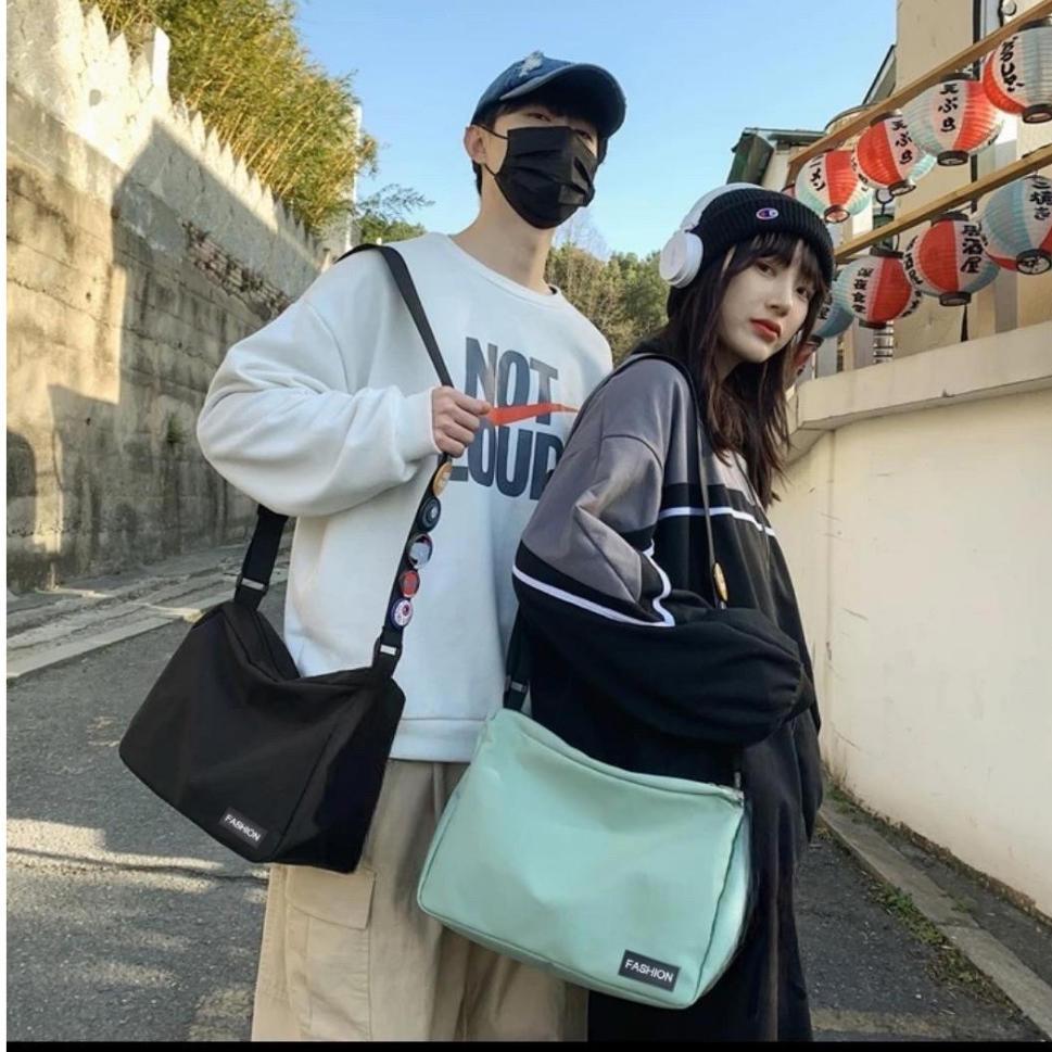 Fashion กระเป๋าสะพายข้าง แฟชั่น ผ้าไนลอน มี1ช่องซิบมาพร้อมเข็มกลัดน่ารักๆ พร้อมส่งจากไทย B-960