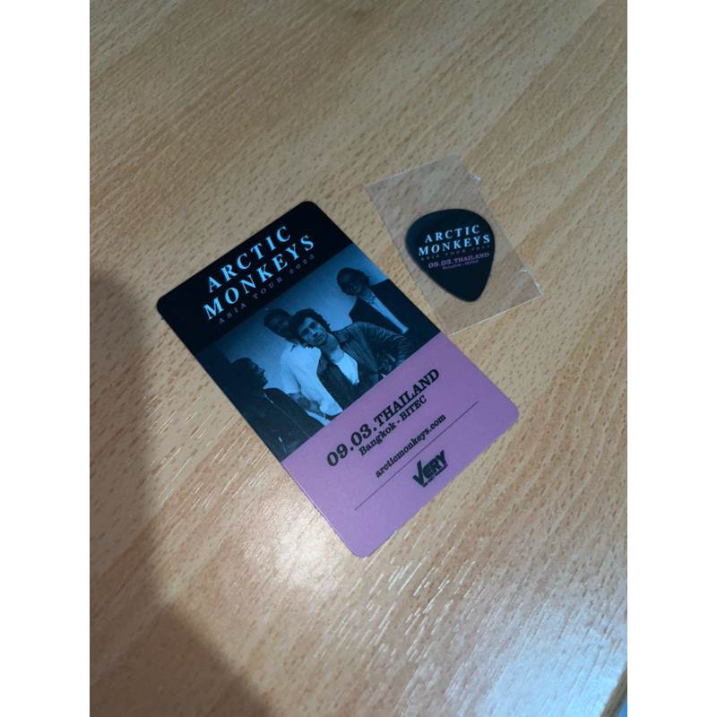 บัตรที่ระลึกและปิ๊กจาก Arctic Monkeys