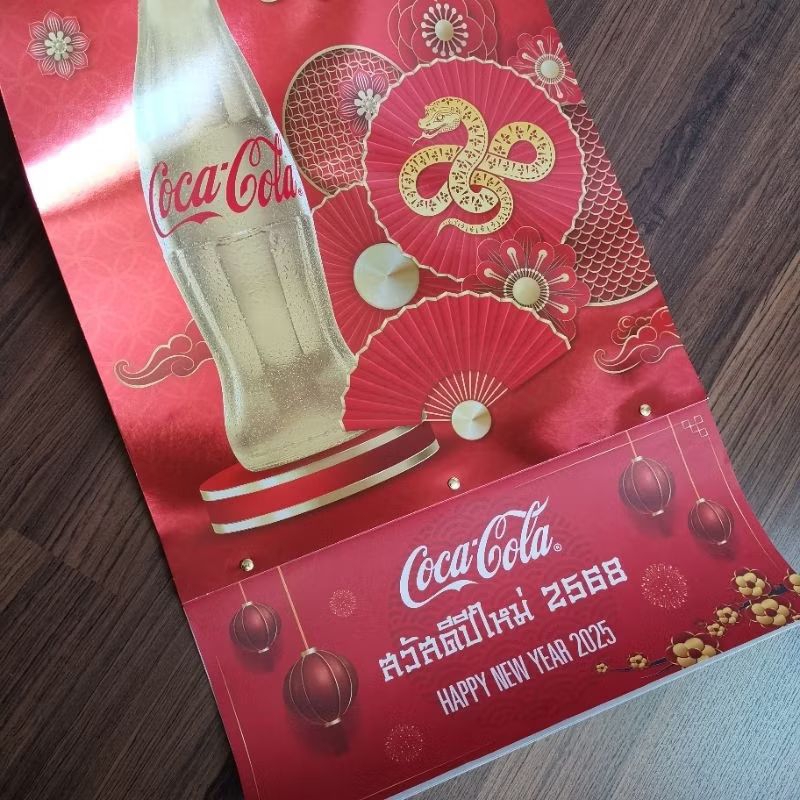ปฏิทินCoke cocacola แบบแขวน ปี2568 ค้าขายร่ำรวย calendar2025 ปฏิทินแขวนผนัง ช่วงบนเป็นกระดาษแข็งเคลื