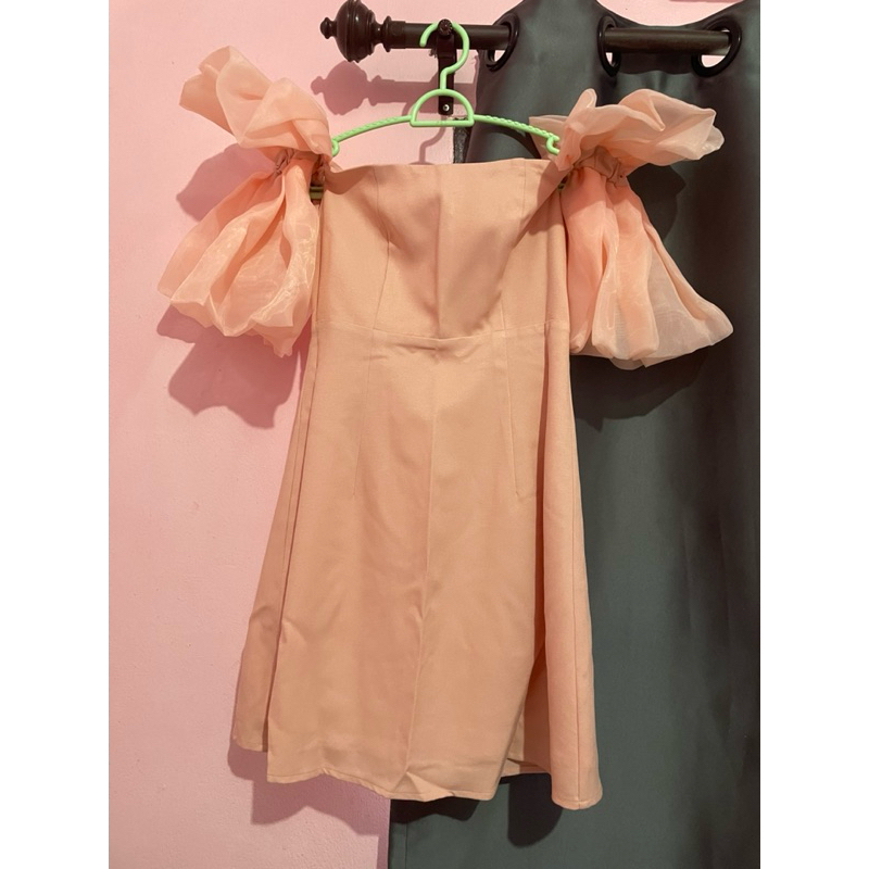 มินิเดรสสีชมพูปาดไหล่เเขนพองผูกโบว์ งานป้ายPiranya