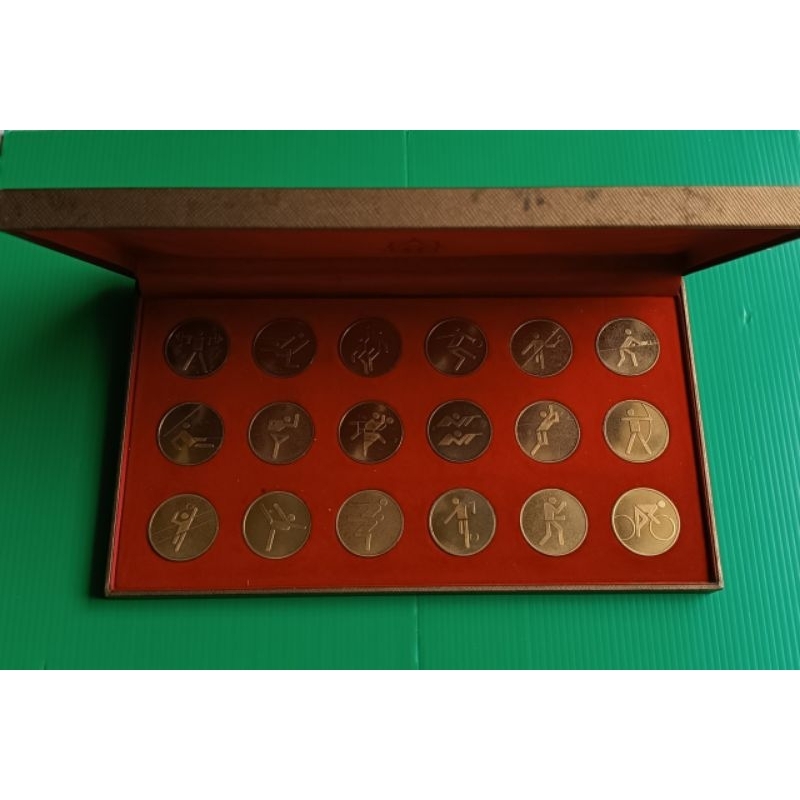 เหรียญที่ระลึก กีฬาซีเกมส์ ครั้งที่ 13 ปี 1985 (พ.ศ.2528) ครบชุด 18 เหรียญ สวยงามน่าสะสมกล่องเดิม