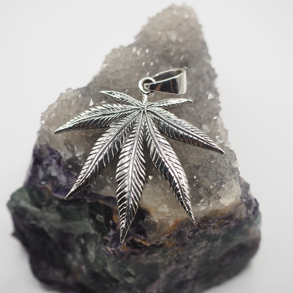 จี้ใบกัญชา ขนาดใหญ่ จี้ใบไม้ จี้เงินแท้ 92.5% เครื่องประดับเงินแท้ [เฉพาะจี้] จี้ห้อยคอผู้ชาย จี้ฮิป