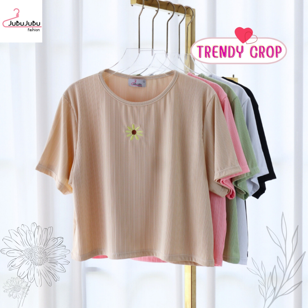 JuBu JuBu Trendy Crop Top เสื้อครอปคอกลมปักดอกเดซี่ ผ้าร่อง เสื้อสาวอวบ ฟรีไซส์ อก 35-44 นิ้ว#579