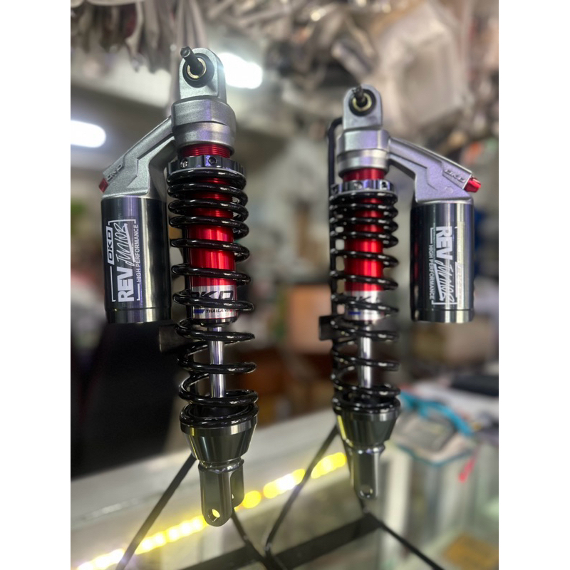 โช๊คหลัง OKD เเท้ รุ่น Rev Junior ใส่ Xmax Pcxปี2018ขึ้นไป ความสูง320มิล ตัวโช๊คเป็นระบบเเก๊ส ปรับนิ่มเเข็งที่สปริงได้
