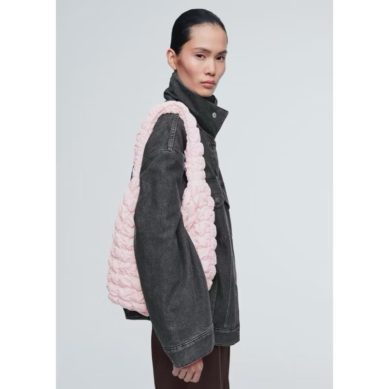 (พร้อมส่ง) กระเป๋า Cos Quilted Mini Tote สี Light Pink/Light Yellow/Dark Mole ของแท้100% - รูปที่ 5