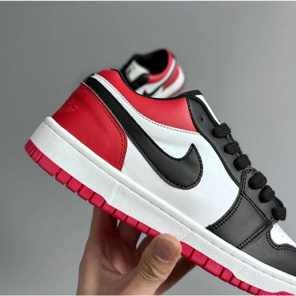 แนะนำ 100% NIKE Air Jordan 1 Low Top Black Toe รองเท้ากีฬาสำหรับบุรุษและสตรี Nike Jordan Sports Shoes แท้