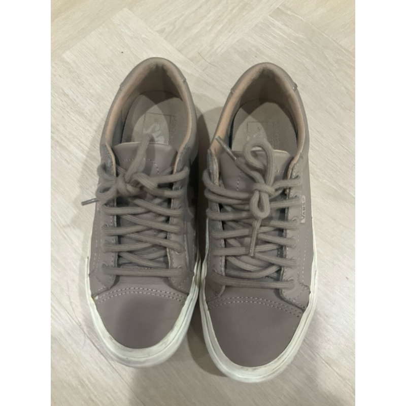 แท้ รองเท้า Vans รุ่นนี้หนังแท้ ซื้อมาจากอเมริกา สีอีทูป etup ขนาด 37