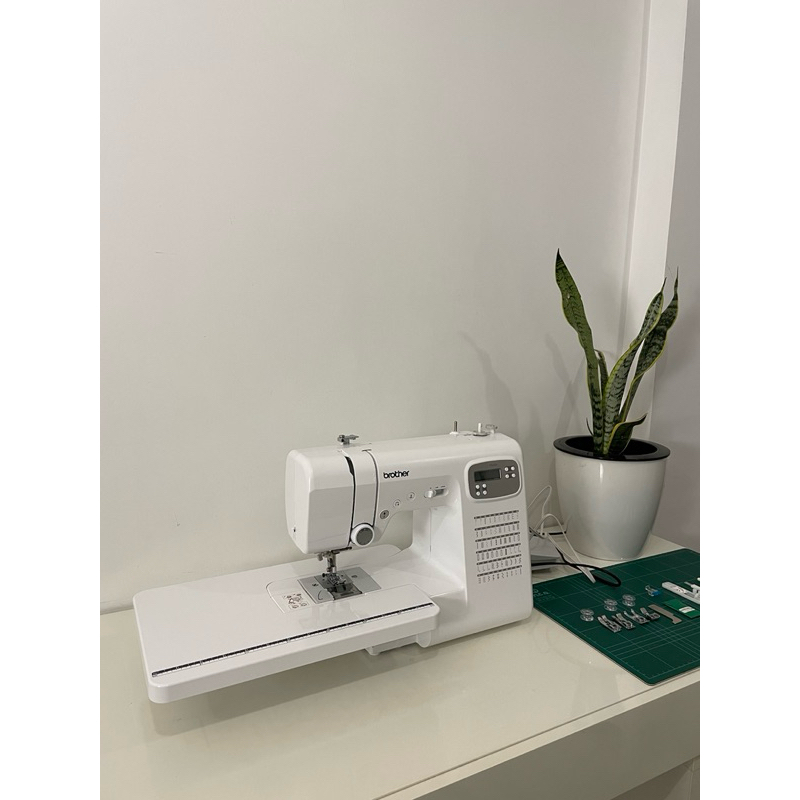 [ส่งต่อ] จักรเย็บผ้า Brother รุ่น FS60X แถมฟรีโต๊ะรองและอุปกรณ์ตัดเย็บ