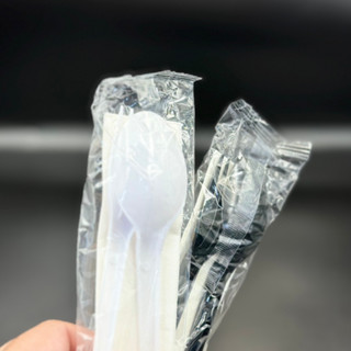 ช้อนส้อมห่อฟิล์ม ห่อพลาสติก +ทิชชู่ ตราม้าน้ำ สีขาวและดำ ยาว…